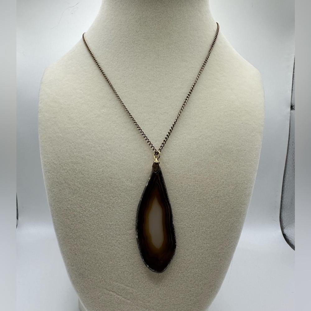 Beautiful agate pendant with gold-tone chain